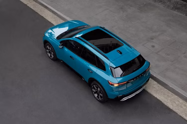 Với phiên bản AWD, hệ thống truyền động của xe gồm hai mô-tơ điện nằm trên hai cầu, tạo ra công suất tổng cộng 288 mã lực và mô-men xoắn cực đại 451 Nm.