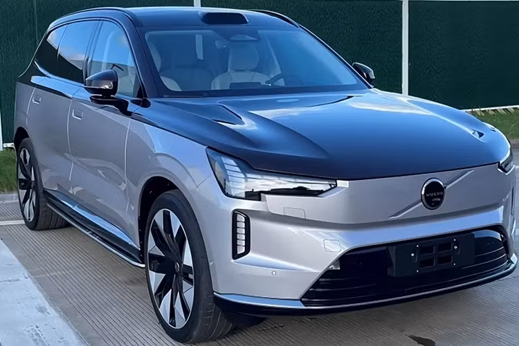 Hơn nữa, các phiên bản công suất cao được công bố trước đó có thời gian tăng tốc từ 0 - 100 km/h là 4,9 giây và thời gian sạc nhanh là 30 phút để sạc từ 10% đến 80%.