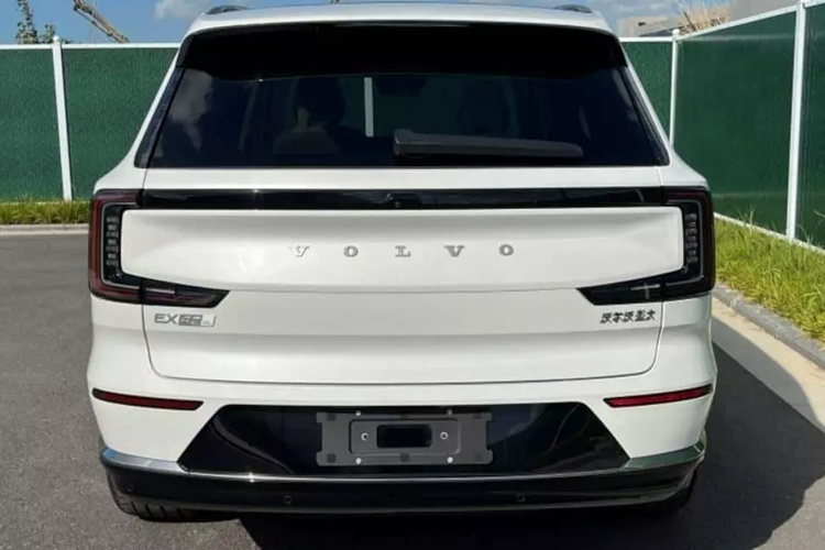 Volvo EX90 sản xuất Trung Quốc là phiên bản điện khí hóa của mẫu SUV chạy bằng xăng Volvo XC90. Về mặt công suất, cả năm phiên bản Volvo EX90 sản xuất tại Trung Quốc đều sử dụng hệ dẫn động bốn bánh hai động cơ, kết hợp với bộ pin lithium ba thành phần 111 kWh, cung cấp tùy chọn phạm vi hoạt động là 710 km và 730 km.
