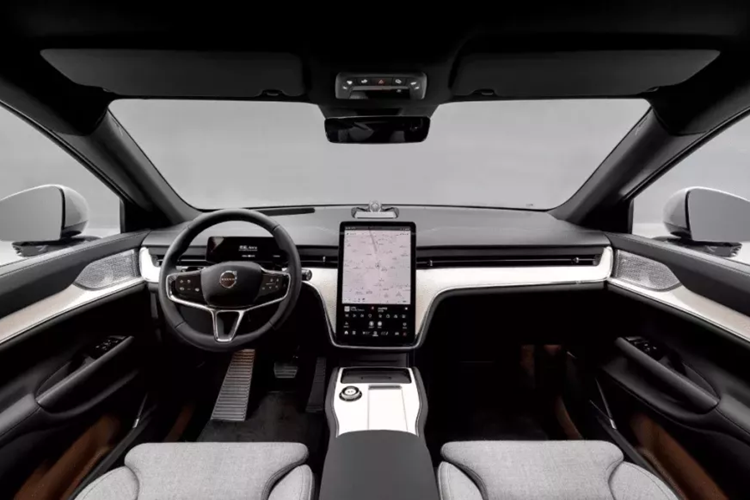 Đánh giá từ hình ảnh được công bố, thiết kế phù hợp với phiên bản ở nước ngoài, với các yếu tố như lưới tản nhiệt phía trước đóng, logo thương hiệu phát sáng, tay nắm cửa ẩn và đèn hậu hình chữ C. Dấu hiệu đuôi xe là logo Volvo Châu Á Thái Bình Dương, biểu thị trạng thái của xe là phiên bản nội địa Trung Quốc.