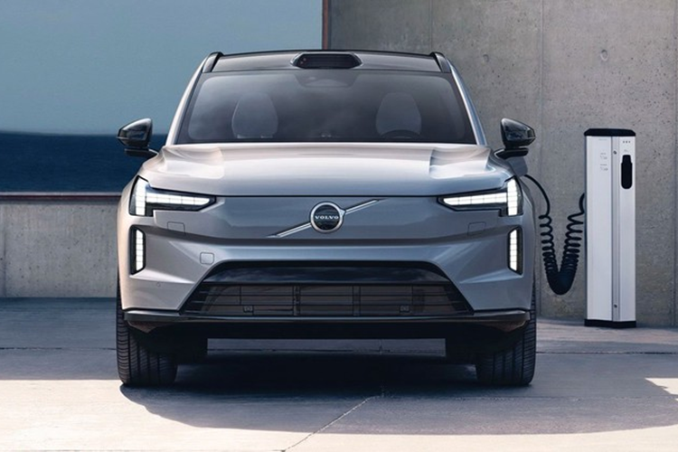 Cấu hình nội thất cũng dự kiến sẽ cung cấp hệ thống sưởi/thông gió ghế trước, hệ thống phát hiện chất lượng không khí và khả năng hỗ trợ lái xe tiên tiến cấp độ 2. Mức giá xe Volvo EX90 2025 do Trung Quốc sản xuất hiện chua công bố chính thức.