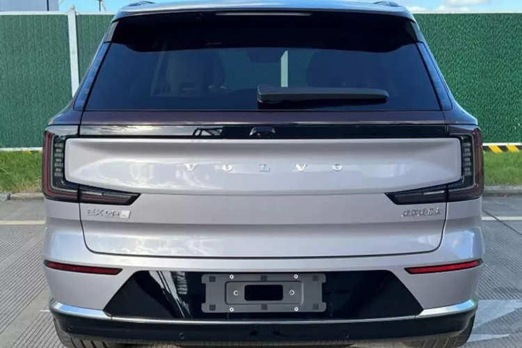 Pin nặng 663 kg. Mỗi phiên bản có trọng lượng xe không tải khác nhau: 2732 kg, 2751 kg, 2764 kg, 2745 kg và 2780 kg. Tốc độ tối đa là 180 km/h. Phiên bản công suất thấp: Động cơ điện phía trước 173 kW (232 mã lực), động cơ điện phía sau 127 kW (170 mã lực) Phiên bản công suất cao: Động cơ điện phía trước 180 kW (241 mã lực), động cơ điện phía sau 200 kW (268 mã lực)