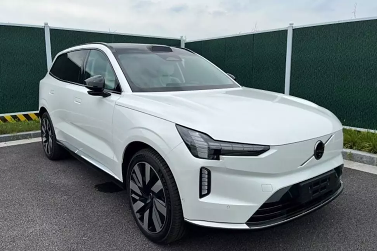 Gần đây, MIIT Trung Quốc đã tiết lộ thông tin về phạm vi hoạt động và dung lượng pin của mẫu SUV chạy điện thuần túy Volvo EX90 2025 mới sản xuất trong nước, có phạm vi hoạt động tối đa là 730 km. 5 phiên bản đã được công bố tại thời điểm này. Dự kiến ra mắt chính thức vào năm 2025.