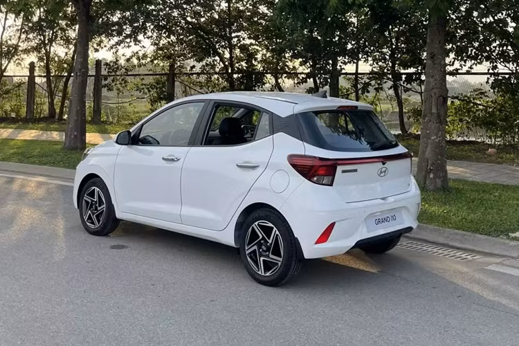 Đây là phiên bản nâng cấp giữa vòng đời (facelift) thay vì thế hệ mới nên chỉ thay đổi nhẹ ở thiết kế ngoại thất và trang bị. Đồng thời, xe vẫn có 2 kiểu dáng hatchback và sedan như trước. Ra mắt tại Ấn Độ vào hồi tháng 1/2023, Hyundai Grand i10 được trang bị lưới tản nhiệt lớn hơn với mắt lưới hình tổ ong sơn màu đen, tạo cảm giác thể thao hơn.
