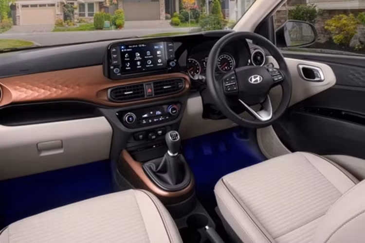 Sự thay đổi của lưới tản nhiệt khiến cản trước cũng được cải tiến cho phù hợp. Tiếp theo đó là dải đèn LED định vị ban ngày với thiết kế hình chữ "Y" mới thay vì hình chữ "V" như đời cũ. Không chỉ thay đổi thiết kế, đèn này còn được chuyển vị trí từ bên trong lưới tản nhiệt sang hai bên đầu xe và bao quanh khe gió.