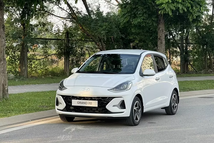 Trước thời điểm ra mắt, Hyundai Grand i10 thế hệ mới đã bị bắt gặp khi đang chạy trên đường phố Việt Nam. Có vẻ như đây là chiếc xe được dùng để quay video và chụp ảnh quảng cáo. Đúng như dự đoán, Hyundai Grand i10 2024 dành cho thị trường Việt Nam sở hữu thiết kế giống hệt với xe đang bán ở Ấn Độ.