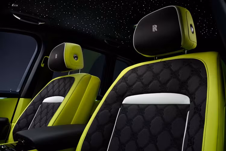 Điều này được đưa vào quy trình mạ chrome truyền thống và được lắng đọng trên nền thép không gỉ, làm tối lớp hoàn thiện. Độ dày cuối cùng của lớp phủ này chỉ là 1 micromet. Mỗi bộ phận này đều được đánh bóng thủ công chính xác để đạt được lớp mạ chrome đen trước khi lắp vào xe.