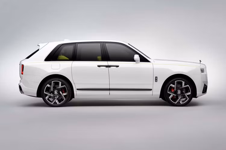 Mỗi chi tiết chrome trên thân xe phủ màu đen đều được các nghệ nhân của thương hiệu chế tác thủ công. Đối với tay nắm cửa của xe, đội ngũ sẽ sử dụng một chất mài mòn nhẹ để tạo ra nền cho lớp sơn lót cứng, sau đó phủ bốn lớp sơn đen.