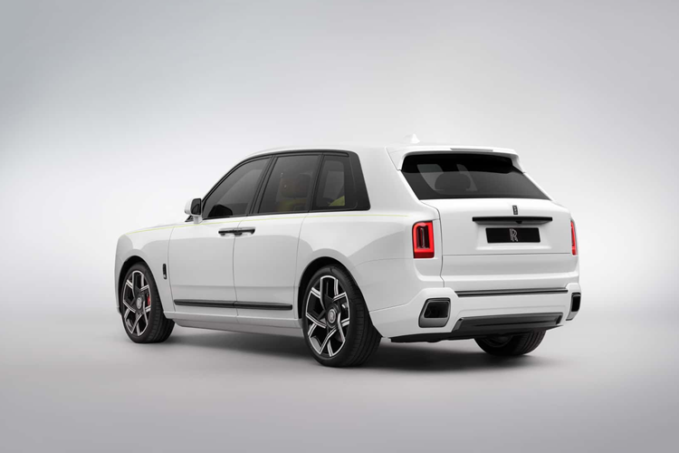 Đối với Black Badge Cullinan Series II, mẫu xe này vẫn được trang bị khối động cơ V12, dung tích 6,75 lít tăng áp kép, tạo ra tổng công suất 600 mã lực và mô-men xoắn 900Nm. Nhằm tăng khả năng vận hành của xe, hộp số và ga vẫn được hiệu chỉnh để tăng tốc ngay lập tức cùng trang bị hộp số tám cấp ZF.