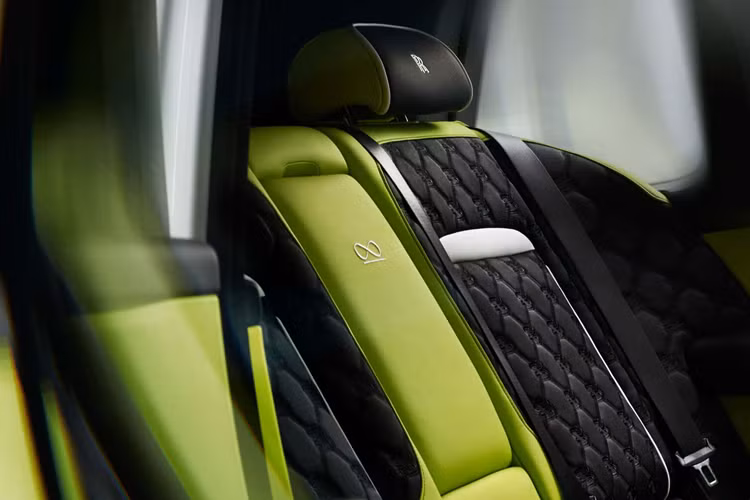 Cullinan Black Badge Series II cũng được trang bị bộ mâm 23 inch với thiết kế năm nan hoa được hoàn thiện với màu đen bóng và bạc. Trên thực tế, bộ mâm này có thiết kế 10 nan hoa đan xen với hiệu ứng thị giác được tạo ra bởi sự tương tác được sắp xếp cẩn thận giữa các bề mặt âm, được sơn và đánh bóng.