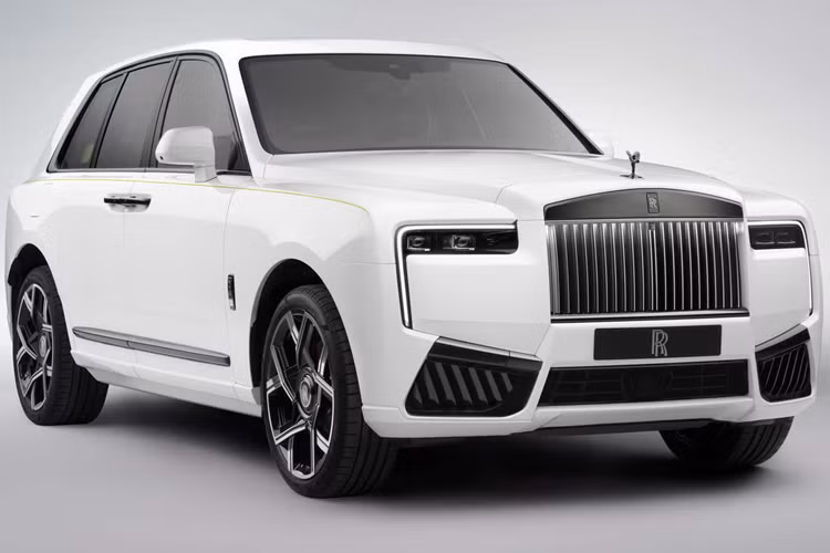 Đi cùng với sự ra mắt của Rolls-Royce Cullinan Series II 2024 mới, thương hiệu Anh Quốc cũng đã cho ra mắt phiên bản cao cấp Black Badge với nhiều nâng cấp khác biệt hoàn toàn. Về thiết kế tổng thể, Cullinan Series II Black Badge vẫn đồng thời sở hữu những đường nét đồng bộ với phiên bản cơ sở.