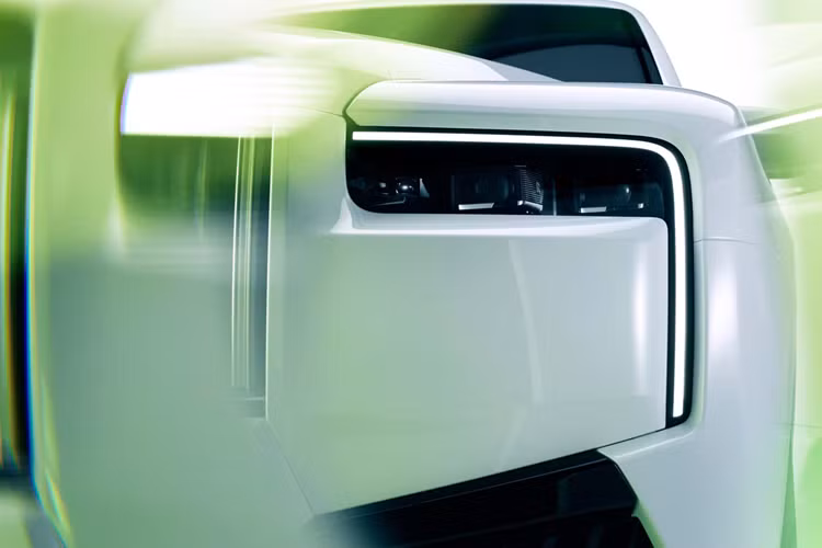 Những nguyên tắc thiết kế phá cách của dòng xe mô tô Black Badge cũng đã được áp dụng vào Tủ Đồng hồ độc đáo của Cullinan Series II. Tấm kính bên trong này hiển thị cả đồng hồ kim và tượng nhỏ Spirit of Ecstasy được chiếu sáng.