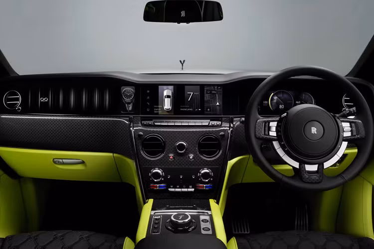 Sau khi đóng rắn, những mảnh này được đánh bóng riêng lẻ để đảm bảo phù hợp với thân xe có độ bóng cao của Black Badge Cullinan Series II. Các chi tiết tối màu khác như phần viền cửa sau và các chi tiết cản va cũng như hệ thống xả thì được xử lý bằng chất điện phân Chrome đặc biệt để đạt được hiệu ứng đen bóng.