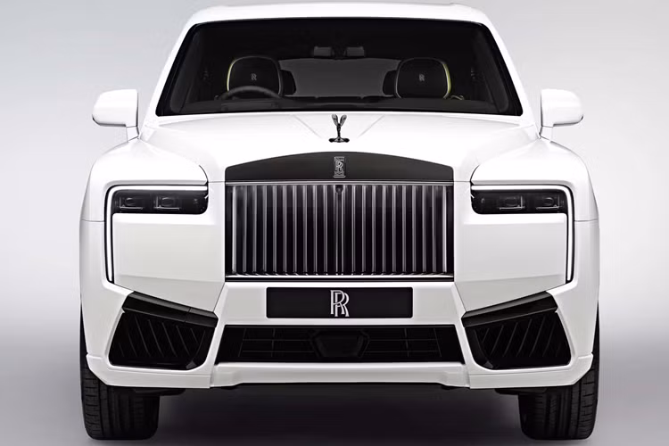 Tuy nhiên đối với Rolls-Royce Cullinan Series II Black Badge 2024 mới, lưới tản nhiệt được hoàn thiện với màu đen đặc trưng của dòng xe kết hợp đẹp với dải đèn LED. Tất cả các chi tiết trang trí bên ngoài thân xe đều được mạ chrome đen bao gồm cả tượng Spirit of Ecstasy cũng được hoàn thiện bằng màu đen.
