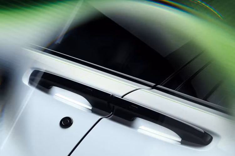 Ghế ngồi đục lỗ cũng có thể được kết hợp vào không gian nội thất khác biệt này của Cullinan, toàn bộ nội thất có tới 107.000 lỗ đục lỗ 0,8 và 1,2 mm được tạo ra trên da ghế, tạo nên hoa văn trừu tượng, lấy cảm hứng từ hình dạng và bóng thay đổi liên tục của những đám mây trên Ngôi nhà của Rolls-Royce tại Goodwood vào những giờ chạng vạng.