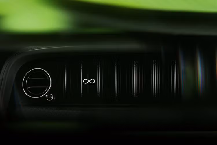 Thiết kế này cũng giúp để lộ ra bộ phanh đĩa Black Badge, có màu Đỏ đặc trưng hoặc xe cũng có thể được hoàn thiện với các màu Đen, Turchese, Mandarin hoặc Forge Yellow. Về nội thất, xe vẫn được trang trí vật liệu sợi carbon dệt trần đã được phát triển để tạo ra mô phỏng lại chính xác của các hình dạng hình học tạo ra hiệu ứng ba chiều.