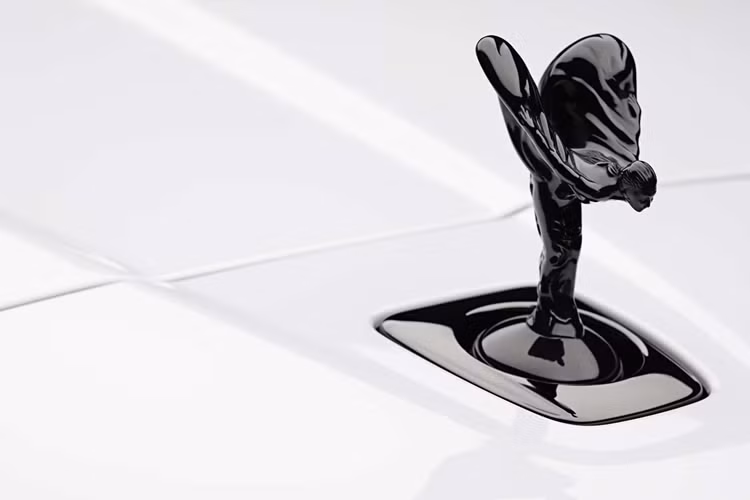 Logo Spirit of Ecstasy được chế tạo từ thép không gỉ nguyên khối và có màu đen, gợi nhớ đến nhân vật ngồi trên đầu xe Black Badge Cullinan Series II. Hai bên Tủ đồng hồ là tấm Fascia được chiếu sáng mới của Cullinan, hiển thị biểu tượng vô cực phát sáng thanh tao trong mô hình Cảnh quan thành phố dọc mới.