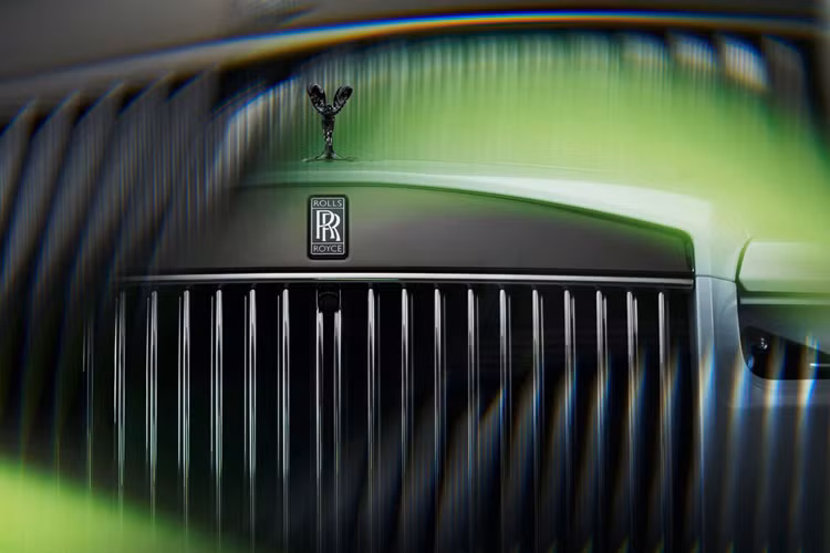 Ngoài ra, các chi tiết bên trong khoang nội thất của xe cũng được trang bị tối màu như lỗ thông gió bao quanh bảng điều khiển được hoàn thiện một phương pháp tạo màu cho kim loại không bị biến màu hoặc xỉn màu theo thời gian hoặc qua quá trình sử dụng nhiều lần.