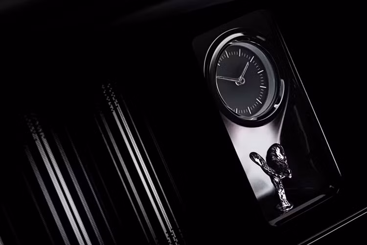 Mỗi lá Carbon kỹ thuật được hoàn thiện bằng sáu lớp sơn mài trước khi để khô trong 72 giờ, sau đó tất cả 23 miếng được đánh bóng bằng tay để có lớp hoàn thiện như gương. Quá trình này mất tổng cộng 21 ngày. Nếu người dùng đặt hàng ghế sau dạng hai ghế sang trọng, khách hàng có thể thêm họa tiết đặc trưng của dòng Black Badge.