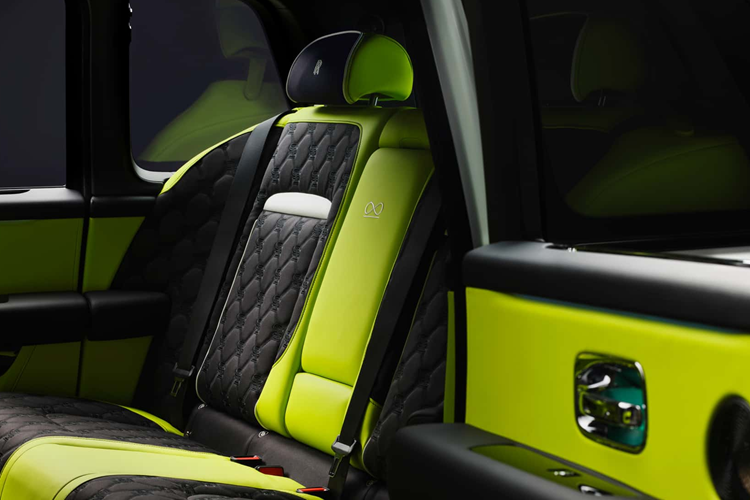 Khách hàng của Black Badge Cullinan Series II giờ đây có thể mở rộng màu sắc ngoại thất cho tất cả các phần vè ốp bên dưới thân xe, chính vì vậy mà những màu sắc này có thể giúp diện mạo tổng thể của xe trở nên liền mạch hơn.