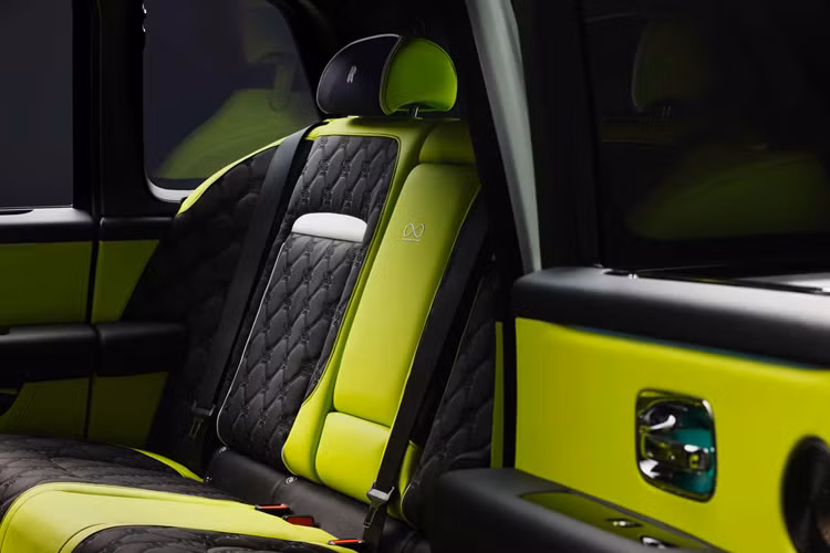 Khách hàng của Black Badge Cullinan Series II giờ đây có thể mở rộng màu sắc ngoại thất cho tất cả các phần vè ốp bên dưới thân xe, chính vì vậy mà những màu sắc này có thể giúp diện mạo tổng thể của xe trở nên liền mạch hơn.