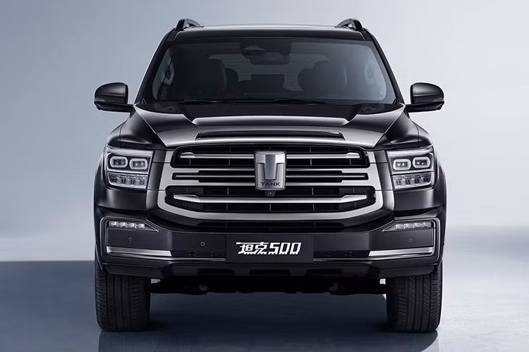 Dù cùng thuộc dòng Tank nhưng Tank 500 lại mang phong cách thiết kế khác biệt so với “đàn em” Tank 300. Tank 500 sở hữu ngoại hình đồ sộ, góc cạnh và hầm hố. Xe có nhiều điểm tương đồng với Land Cruiser. Phần đầu xe gây ấn tượng với lưới tản nhiệt cỡ lớn viền mạ crôm.
