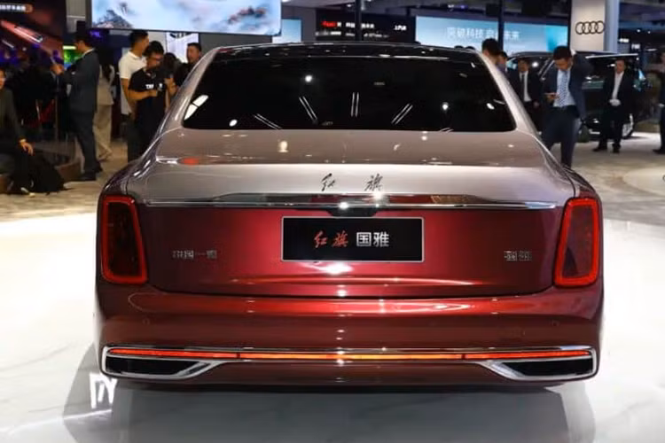 Ở phiên bản V6, xe có thể tăng tốc từ 0-100 km/h trong 4,8 giây. Con số tương ứng của phiên bản V8 là 4,3 giây. Tại thị trường Trung Quốc, Hồng Kỳ Guoya sẽ là đối thủ của những mẫu sedan hạng sang cỡ lớn như Mercedes-Benz S-Class, Audi A8 và BMW 7-Series.