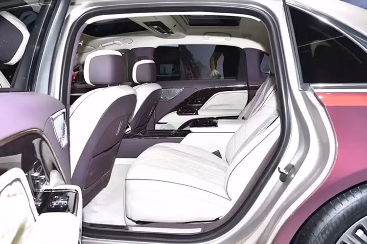 Nằm bên dưới nắp ca-pô của Hồng Kỳ Guoya là 2 tùy chọn động cơ. Đầu tiên là hệ truyền động hybrid, bao gồm máy xăng 6 xi-lanh, tăng áp, dung tích 3.0L và mô-tơ điện, tạo ra công suất tối đa 381 mã lực cùng mô-men xoắn cực đại 570 Nm.