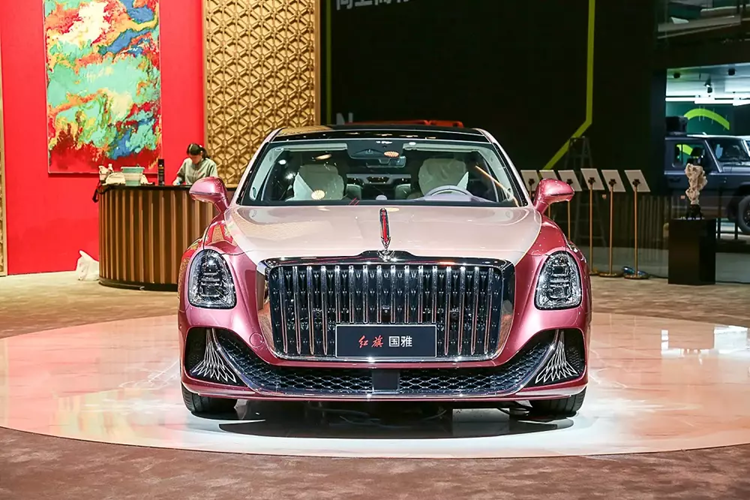 Tại thị trường sát cạnh Việt Nam, giá xe Hồng Kỳ Guoya 2025 cho 2 phiên bản bán ra từ 1,4 - 1,86 triệu Nhân dân tệ (khoảng 4,9 - 6,51 tỷ đồng). Với giá bán này, Guoya được định vị như mẫu xe đầu bảng của thương hiệu Hồng Kỳ. Bên ngoài, Guoya sở hữu nhiều nét thiết kế đặc trưng của thương hiệu Hồng Kỳ.