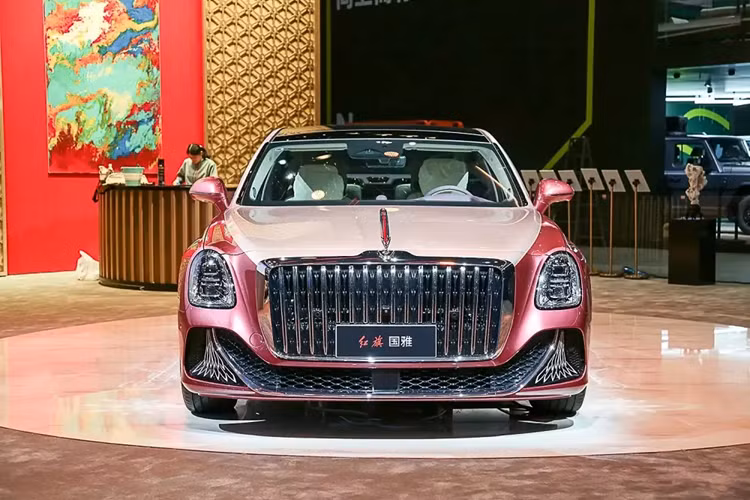 Tại thị trường sát cạnh Việt Nam, giá xe Hồng Kỳ Guoya 2025 cho 2 phiên bản bán ra từ 1,4 - 1,86 triệu Nhân dân tệ (khoảng 4,9 - 6,51 tỷ đồng). Với giá bán này, Guoya được định vị như mẫu xe đầu bảng của thương hiệu Hồng Kỳ. Bên ngoài, Guoya sở hữu nhiều nét thiết kế đặc trưng của thương hiệu Hồng Kỳ.