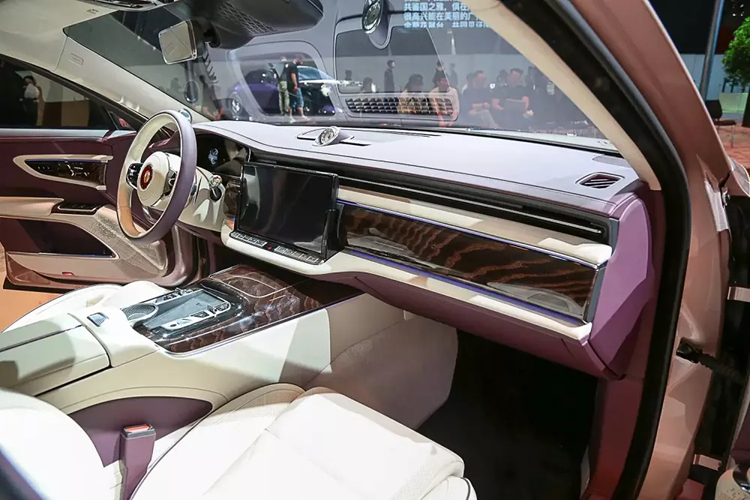 Nhìn chung, thiết kế ngoại thất của Hồng Kỳ Guoya như sự kết hợp giữa xe sang Bentley và Rolls-Royce. Hồng Kỳ Guoya sở hữu kích thước dài x rộng x cao lần lượt 5.353 x 1.998 x 1.511 mm và chiều dài cơ sở 3.260 mm. Như vậy, mẫu xe này có kích thước ngang ngửa với Mercedes-Benz S-Class phiên bản trục cơ sở dài LWB.