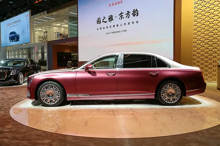 Ở bên sườn, mẫu sedan hạng sang của Trung Quốc được trang bị đường dập gân kéo dài từ đèn pha đến đèn hậu và nẹp mạ crôm trang trí ở bệ cửa. Bộ vành la-zăng của xe có đường kính 20 inch, thiết kế đa chấu theo phong cách cổ điển và đi kèm logo hình hoa hướng dương màu vàng. Đây cũng là một trong những đặc điểm nhận dạng của xe Hồng Kỳ.