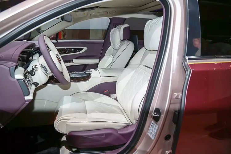 Hồng Kỳ Guoya có 2 cấu hình nội thất, bao gồm 4 chỗ và 5 chỗ. Trong đó, phiên bản 4 chỗ được trang bị 2 ghế thương gia tách rời phía sau. Ở phiên bản nào, xe cũng được trang bị hàng ghế phía sau với đệm khá dày đồng thời sở hữu đủ các tính năng như chỉnh điện, sưởi, làm mát, nhớ vị trí và massage.