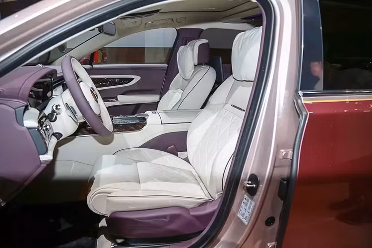 Hồng Kỳ Guoya có 2 cấu hình nội thất, bao gồm 4 chỗ và 5 chỗ. Trong đó, phiên bản 4 chỗ được trang bị 2 ghế thương gia tách rời phía sau. Ở phiên bản nào, xe cũng được trang bị hàng ghế phía sau với đệm khá dày đồng thời sở hữu đủ các tính năng như chỉnh điện, sưởi, làm mát, nhớ vị trí và massage.