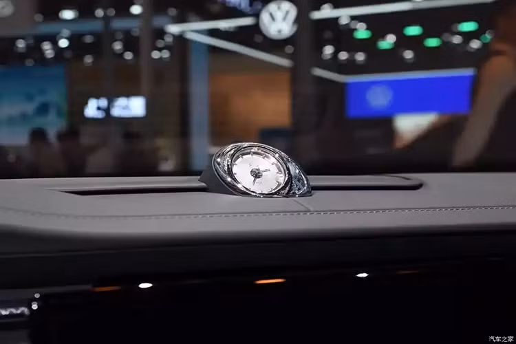 Bên cạnh đó là vô lăng 2 chấu với logo hình hoa hướng dương và đồng hồ cơ báo giờ đặt nổi trên mặt táp-lô. Màn hình cảm ứng trung tâm của xe có kích thước lớn và đi kèm một dãy phím cơ học bên dưới. Trong khi đó, cụm điều khiển trung tâm đi kèm nút bấm khởi động máy, phanh tay điện tử và tự động giữ phanh tạm thời.