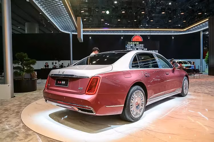 Đằng sau, Hồng Kỳ Guoya gây ấn tượng bằng cụm đèn hậu nằm dọc với thiết kế vuông vức. Ở cản sau, hãng Hồng Kỳ đã bố trí 2 đầu ống xả giả, nẹp mạ crôm và đèn phản quang kéo dài, tạo cảm giác bề thế cho khu vực đuôi xe. Ngoài ra, xe còn sở hữu sơn ngoại thất phối 2 màu.