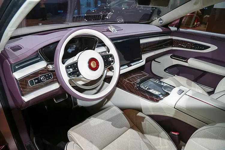 Với kích thước lớn, mẫu sedan hạng sang này đương nhiên được trang bị không gian nội thất rộng rãi. Tương tự ngoại thất, nội thất của xe cũng được áp dụng phong cách thiết kế sang trọng pha lẫn cổ điển. Nội thất của Hồng Kỳ Guoya được bọc da phối 2 màu và sở hữu nhiều chi tiết ốp gỗ.