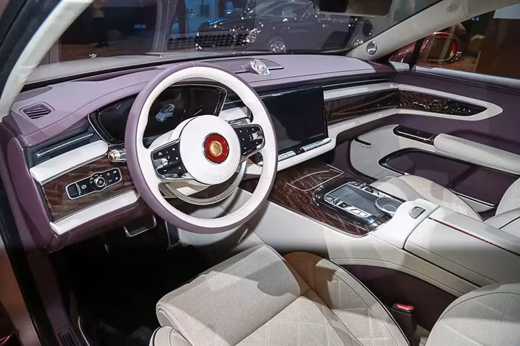 Với kích thước lớn, mẫu sedan hạng sang này đương nhiên được trang bị không gian nội thất rộng rãi. Tương tự ngoại thất, nội thất của xe cũng được áp dụng phong cách thiết kế sang trọng pha lẫn cổ điển. Nội thất của Hồng Kỳ Guoya được bọc da phối 2 màu và sở hữu nhiều chi tiết ốp gỗ.