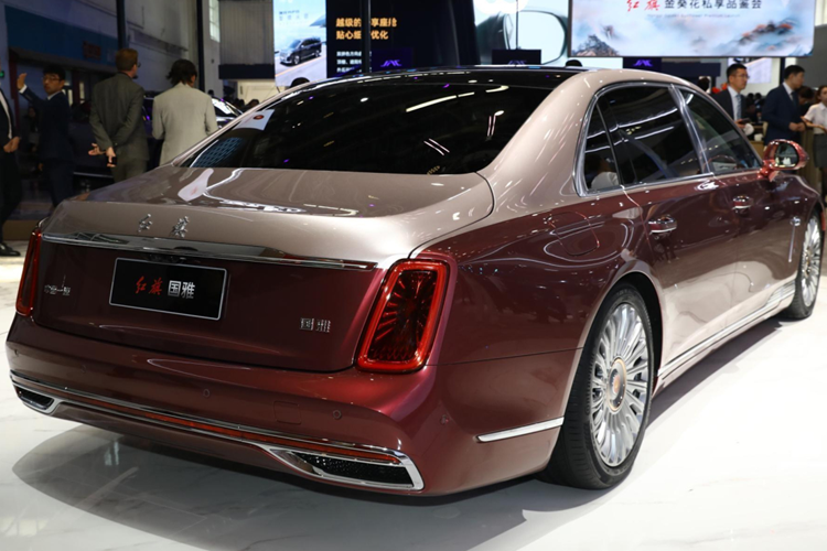 Thứ hai là hệ truyền động hybrid với máy xăng V8, tăng áp, dung tích 4.0L và mô-tơ điện, cho công suất tối đa 476 mã lực cùng mô-men xoắn cực đại 680 Nm. Cả hai hệ truyền động trên đều kết hợp với hộp số tự động 8 cấp và hệ dẫn động 4 bánh.