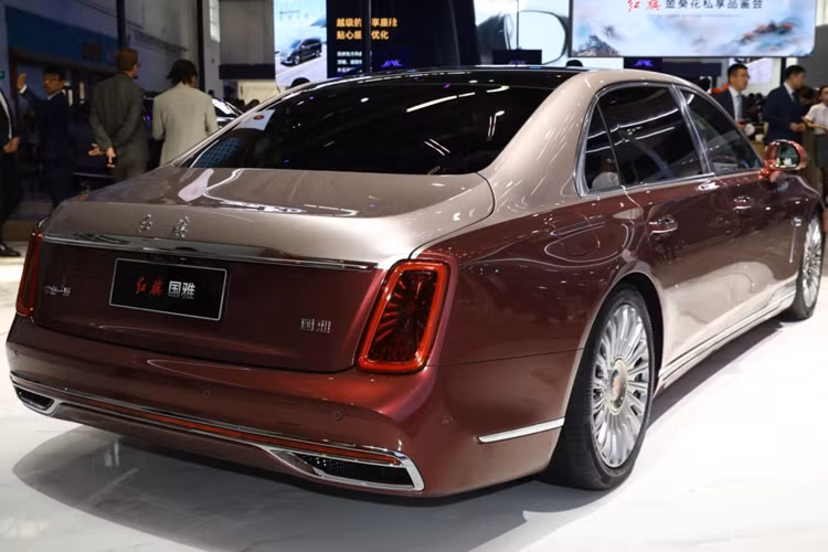 Thứ hai là hệ truyền động hybrid với máy xăng V8, tăng áp, dung tích 4.0L và mô-tơ điện, cho công suất tối đa 476 mã lực cùng mô-men xoắn cực đại 680 Nm. Cả hai hệ truyền động trên đều kết hợp với hộp số tự động 8 cấp và hệ dẫn động 4 bánh.