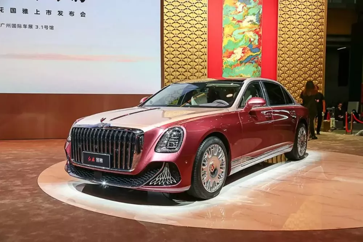  Hồng Kỳ Guoya của Trung Quốc là mẫu sedan hạng sang đã lần đầu tiên trình làng tại Triển lãm Ô tô Bắc Kinh 2024 diễn ra vào hồi tháng 4 đầu năm nay. Đến Triển lãm Ô tô Quảng Châu 2024, thương hiệu Hồng Kỳ (Hongqi) tiếp tục mang mẫu xe này đến trưng bày đồng thời công bố giá bán chính thức.