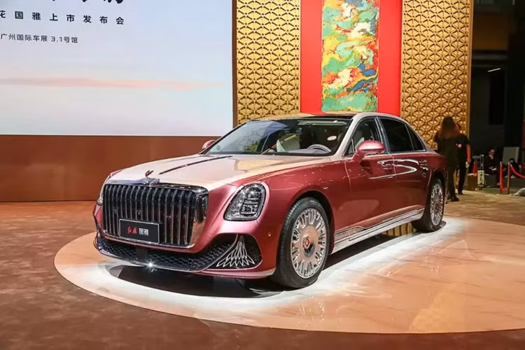  Hồng Kỳ Guoya của Trung Quốc là mẫu sedan hạng sang đã lần đầu tiên trình làng tại Triển lãm Ô tô Bắc Kinh 2024 diễn ra vào hồi tháng 4 đầu năm nay. Đến Triển lãm Ô tô Quảng Châu 2024, thương hiệu Hồng Kỳ (Hongqi) tiếp tục mang mẫu xe này đến trưng bày đồng thời công bố giá bán chính thức.