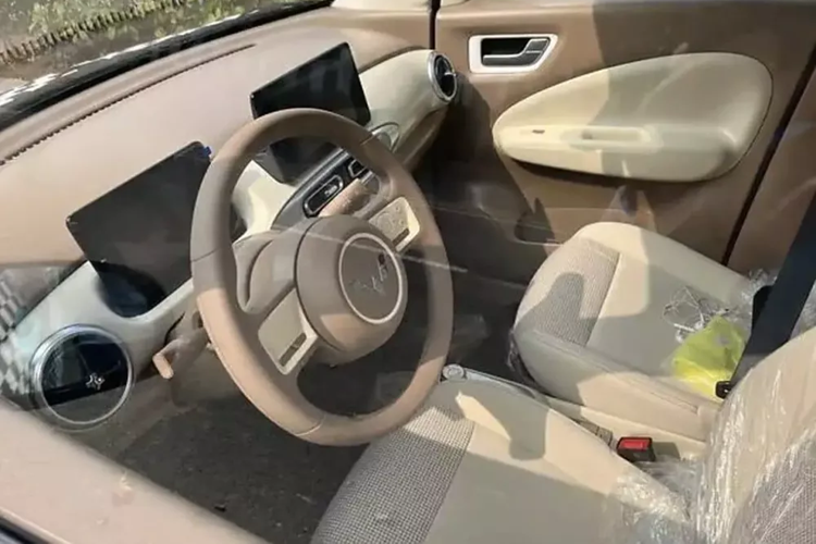 Tuy nhiên, bên trong xe vẫn mang tính tiện dụng, đáng chú ý là chiếc xe hiện có màn hình thông tin giải trí trung tâm cùng với màn hình hiển thị cụm đồng hồ kỹ thuật số trước đó.