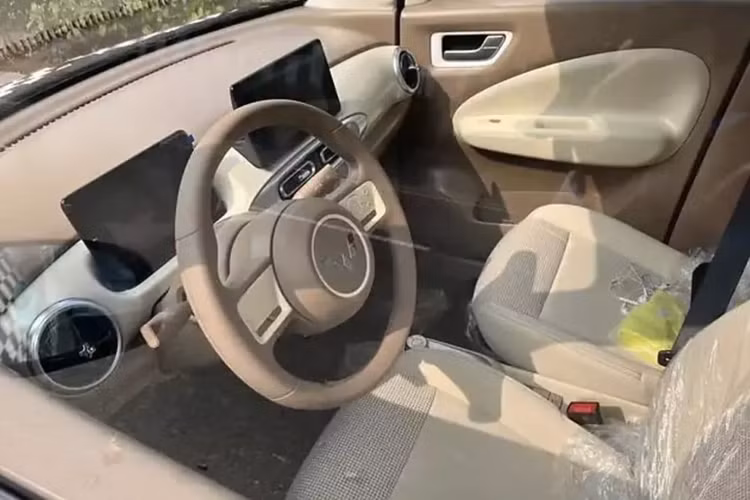 Tuy nhiên, bên trong xe vẫn mang tính tiện dụng, đáng chú ý là chiếc xe hiện có màn hình thông tin giải trí trung tâm cùng với màn hình hiển thị cụm đồng hồ kỹ thuật số trước đó.