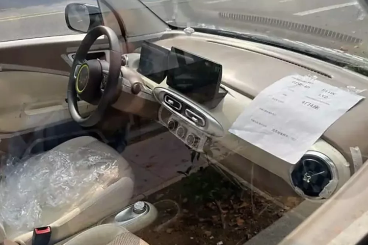 Giống như ngoại thất, những thay đổi ở nội thất cũng mang tính tiến hóa. Cần lưu ý rằng hiện tại, chúng ta chỉ có hình ảnh nội thất của chiếc xe năm cửa, nhưng người ta tin rằng nó phần lớn giống với xe ba cửa.