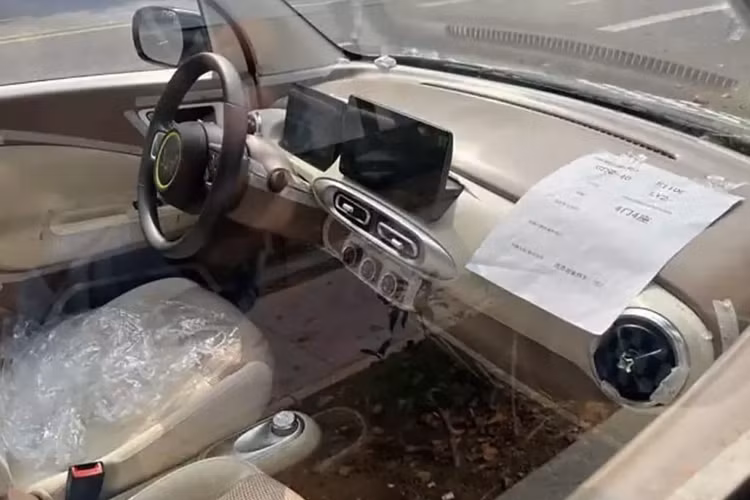 Giống như ngoại thất, những thay đổi ở nội thất cũng mang tính tiến hóa. Cần lưu ý rằng hiện tại, chúng ta chỉ có hình ảnh nội thất của chiếc xe năm cửa, nhưng người ta tin rằng nó phần lớn giống với xe ba cửa.