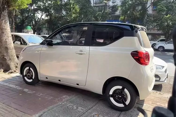 Cung cấp năng lượng cho xe điện Wuling Hongguang Mini EV thế hệ thứ hai là động cơ điện TZ155XZ230 với công suất tối đa 30 kW. Tốc độ tối đa cũng được giới hạn ở mức 100 km/h. Phạm vi hoạt động và kích thước pin hiện chưa được biết nhưng có thể sẽ tương đương với xe thế hệ đầu tiên có các phiên bản 120 km, 170 km và 215 km.