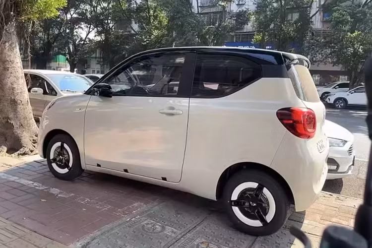 Cung cấp năng lượng cho xe điện Wuling Hongguang Mini EV thế hệ thứ hai là động cơ điện TZ155XZ230 với công suất tối đa 30 kW. Tốc độ tối đa cũng được giới hạn ở mức 100 km/h. Phạm vi hoạt động và kích thước pin hiện chưa được biết nhưng có thể sẽ tương đương với xe thế hệ đầu tiên có các phiên bản 120 km, 170 km và 215 km.