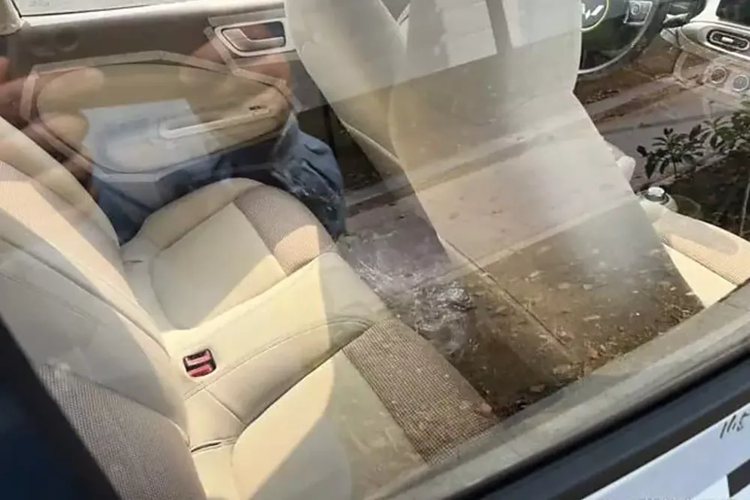 Theo như có thể thấy từ một bức ảnh chụp qua cửa sổ, có vẻ như chất lượng vật liệu có thể tốt hơn một chút so với trước đây. Bộ chọn chế độ lái vẫn nằm trong không gian chật hẹp giữa hai ghế trước và vẫn có ba núm xoay để điều khiển các chức năng khác nhau.