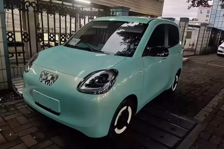Ở phía trước và phía sau, phiên bản ba cửa và năm cửa của xe điện Wuling Hongguang Mini EV thế hệ thứ hai là giống nhau, nhưng hai bên hông thì khác biệt đáng kể. Đáng chú ý, phiên bản ba cửa có cửa hông lớn hơn nhiều để giúp ra vào ghế sau dễ dàng hơn. Ngoài ra, còn có một cửa sổ hông lớn ở phía sau.